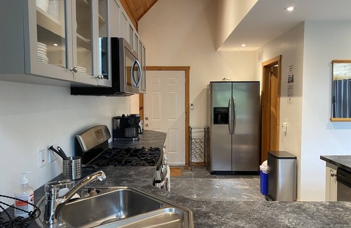 Dwight House | Dwight Beach - Modern 4 bedroom and 3.5 bathroom lakeside cottage