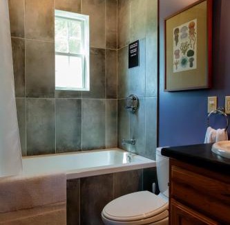 Old North End House | Dwntwn home, Prvt Rooftop and Soaking Tub!