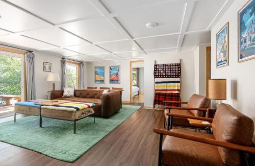 Traverse City House | Dyer Lake Gallery Retreat - Lakefront - Deck - Fire Pit