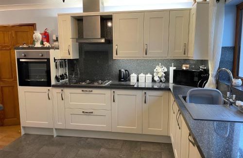 Saint Clears House | Dyffryn Taf - spacious 3 bedroom bungalow close to amenities