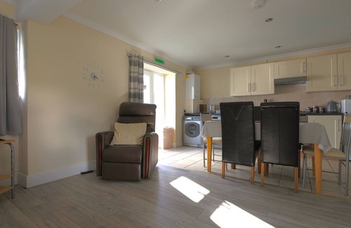 Llanybri Cottage | DYLAN'S COURT, pet friendly, with hot tub in Laugharne