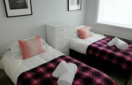 Mawgan Porth Cottage | Dynnarge (2) - a 2 bed classic terrace that sleeps 4 guests in 2 bedrooms