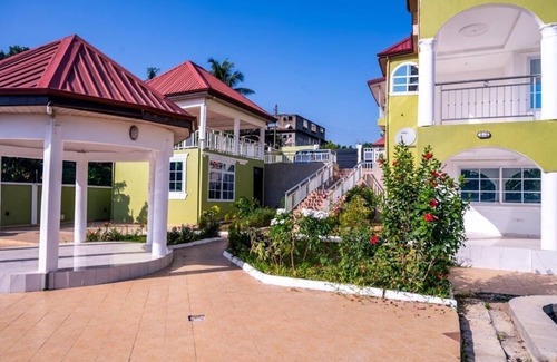 Akyinim Villa | E.A. Villa at Palm Lands TakoradinLuxury house overlooking the Atlantic ocean