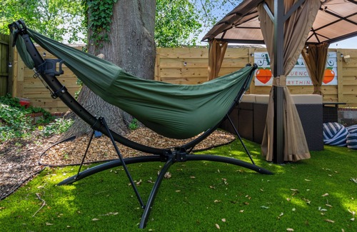 Pittsburgh House | E-Bikes, Arcade Room, Fire Pit, Projector - DT ATL