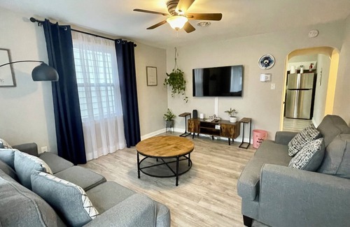 Dallastown House | E Maple-The Pleasant Home-Comfort & Ease