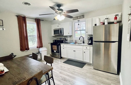 Dallastown House | E Maple-The Pleasant Home-Comfort & Ease