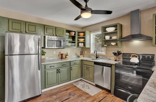 Briar Crest Woods Cabin | E.P.I.C. |Hot Tub| Kayaks| Lake Access| Game Room