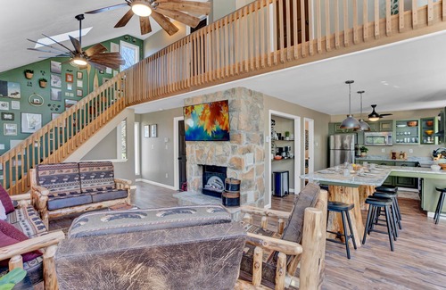 Briar Crest Woods Cabin | E.P.I.C. |Hot Tub| Kayaks| Lake Access| Game Room