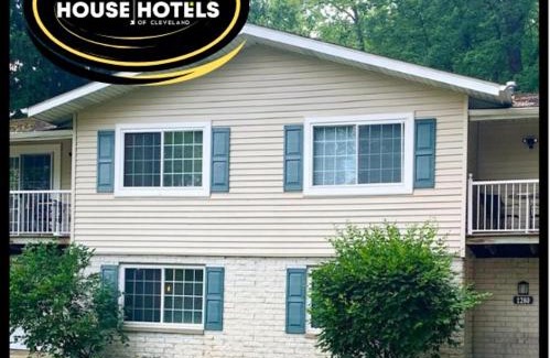Akron Apartment | E. Turkeyfoot Whole House