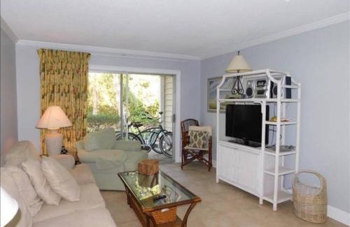 Demere Park Apartment | E11 Peaceful bedroom two bath Ground Level New Shower and Floors Come make some family memories