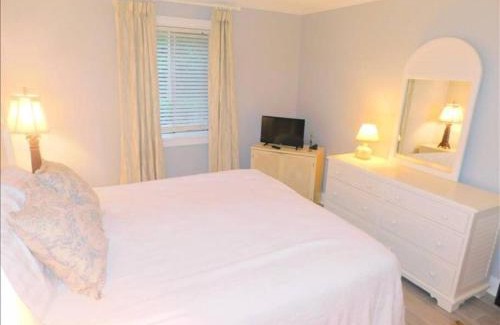 Demere Park Apartment | E11 Peaceful bedroom two bath Ground Level New Shower and Floors Come make some family memories