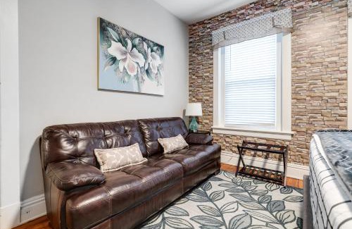 Museum District Apartment | E2 Centrally located in Carytown fully fenced