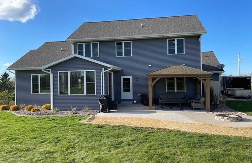 Butte Des Morts House | EAA Air Venture Rental 4 Bedroom, Golf-Course Home