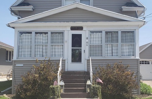 Oshkosh House | EAA Oshkosh Lakefront Comfortable Whole House AC Parking WiFi Sleeps 6