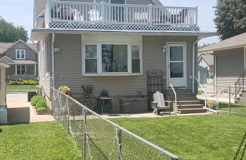 Oshkosh House | EAA Oshkosh Lakefront Comfortable Whole House AC Parking WiFi Sleeps 6