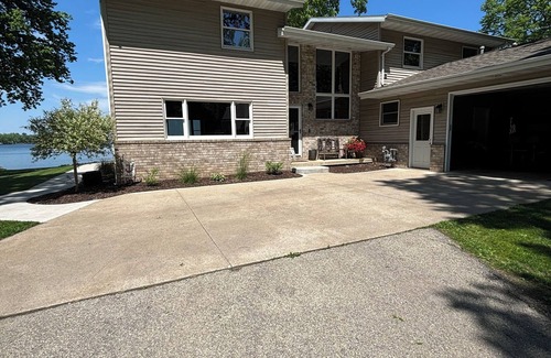 Neenah House | EAA RENTAL on Lake Winnebago!
