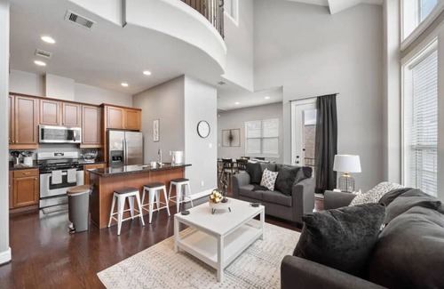 East Downtown Houston House | EaDo Luxe Townhouse | Theater, Balcony, Parking