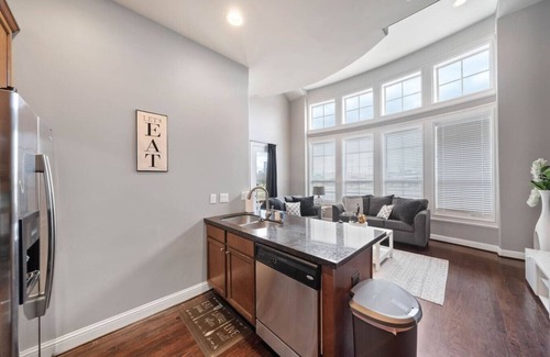 East Downtown Houston House | EaDo Luxe Townhouse | Theater, Balcony, Parking