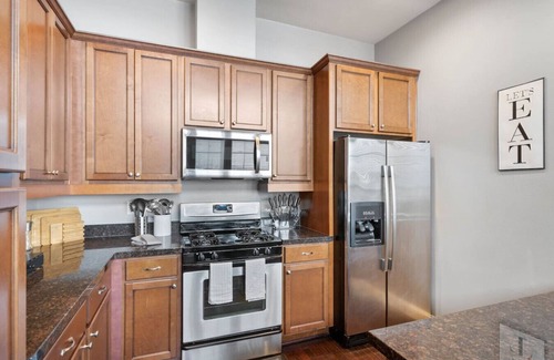 East Downtown Houston House | EaDo Luxe Townhouse | Theater, Balcony, Parking