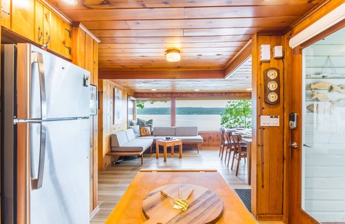 Freeland House | Eagle Beach Retreat by AvantStay | Waterfront Home