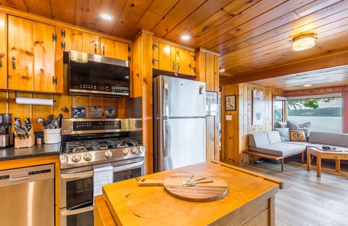 Freeland House | Eagle Beach Retreat by AvantStay | Waterfront Home