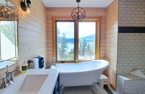 East Kootenay Apartment | Eagle Nest by StayIn
