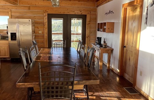 Dubois House | Eagle Nest - Modern log home with a panoramic view over mountains and river.