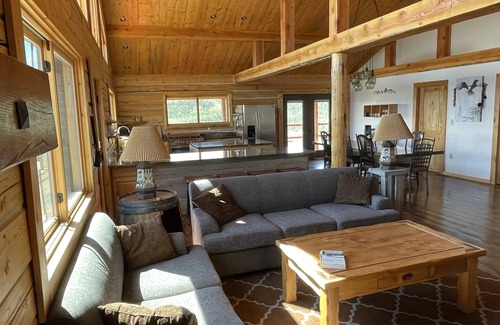 Dubois House | Eagle Nest - Modern log home with a panoramic view over mountains and river.