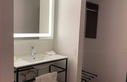 Ashton Hotel | Eagle Peak Lodge & Cabins