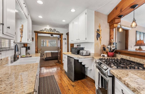 Big Bear Lake House | Eagle Point Estates, 1/4 MILE TO SKI RESORT! Fenced yard and Garage