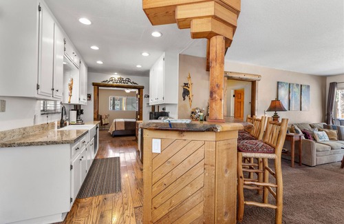 Big Bear Lake House | Eagle Point Estates, 1/4 MILE TO SKI RESORT! Fenced yard and Garage