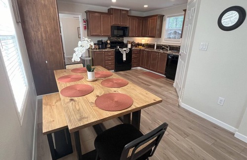 Hemphill House | Eagle's Cove · Waterfront Amazing View, King Bed, Deck