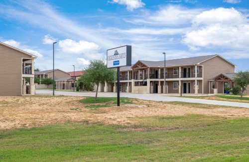 Carrizo Springs Hotel | Eagle's Den Suites Carrizo Springs a Travelodge by Wyndham