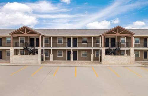 Carrizo Springs Hotel | Eagle's Den Suites Carrizo Springs a Travelodge by Wyndham