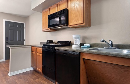 Carrizo Springs Apartment | Eagle's Den Suites Carrizo Springs a Travelodge by Wyndham