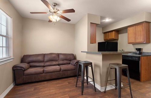 Carrizo Springs Apartment | Eagle's Den Suites Carrizo Springs a Travelodge by Wyndham