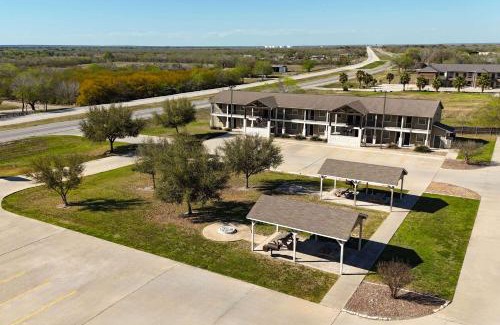 Three Rivers Hotel | Eagle's Den Three Rivers Texas a Travelodge by Wyndham