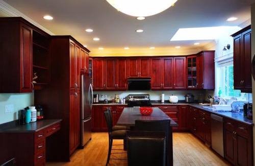 Cordova Bay House | Eagle's House, Room #1