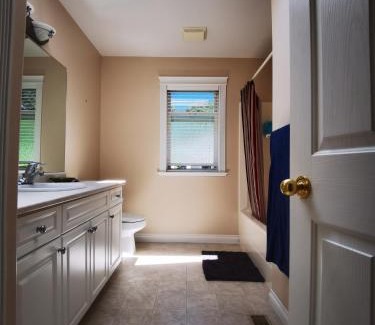 Cordova Bay House | Eagle's House, Room #2