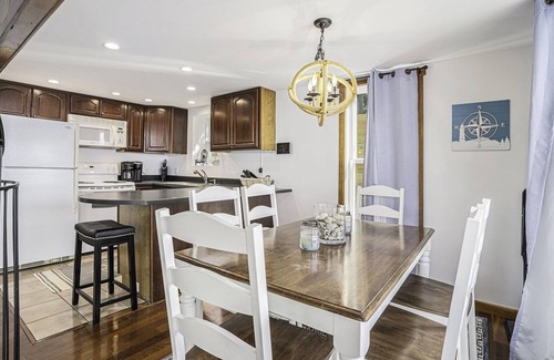 South Haven House | Eagle's Landing: Lake Michigan Waterfront, Private Beach, Fireplace, Decking