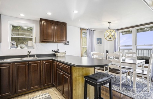 South Haven House | Eagle's Landing: Lake Michigan Waterfront, Private Beach, Fireplace, Decking