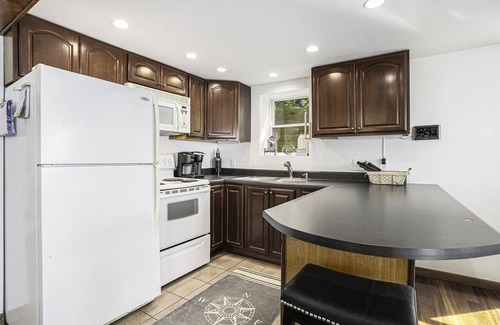 South Haven House | Eagle's Landing: Lake Michigan Waterfront, Private Beach, Fireplace, Decking