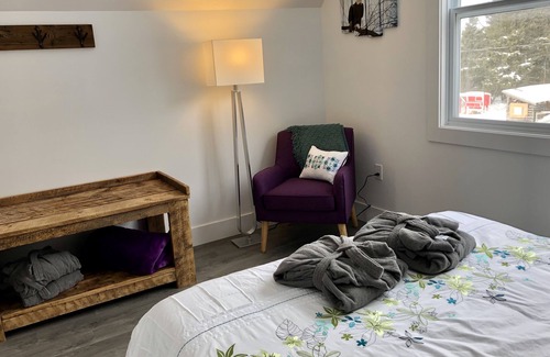 Lakeside Resort | Eagle's Nest Loft- 1 bdrm lakeside apartment nestled up high in the trees.