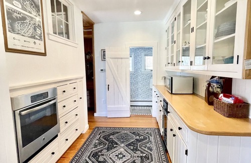 North Conway House | Eagle's View- modern farmhouse, central location, stunning Mt. Washington Views!