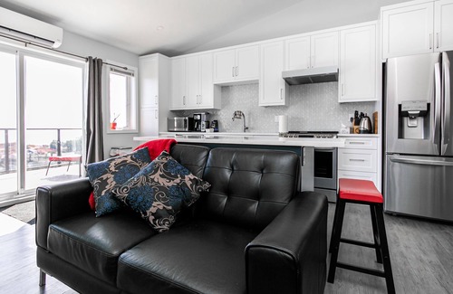Colwood House | Eagle's View Penthouse: 180 degree unobstructed ocean and city views!