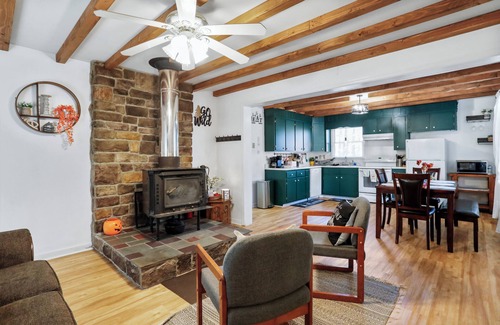 Star Tannery Cabin | EagleRockCozyCabin hot tub/private/outdoor firepit for friends and family