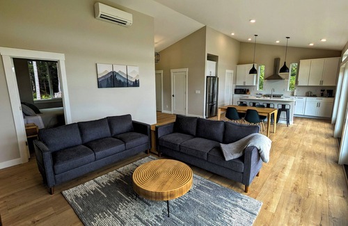 Brinnon House | Eagle’s Bluff on Hood Canal features panoramic views of the Hood Canal.