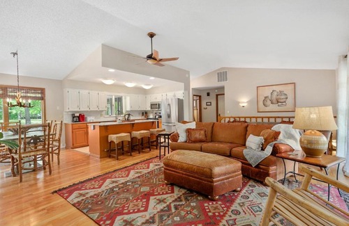 Rogers House | Eagles Landing - Cozy Cabin in the Woods - Walkable to Lake!
