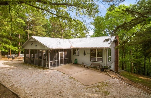 Rogers House | Eagles Landing - Cozy Cabin in the Woods - Walkable to Lake!