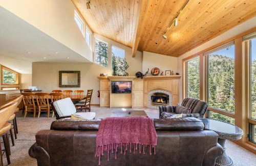 Alpine Meadows House | Eagles Nest by Tahoe Getaways - Pet Friendly with Hot Tub, Pool Table & Shuttle to Slopes